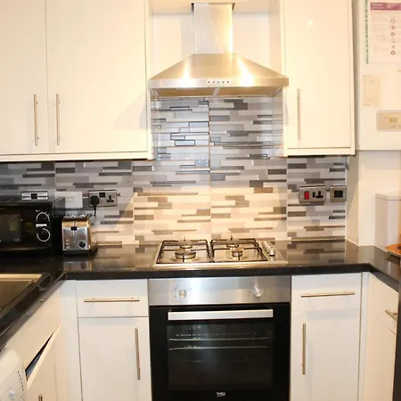 Mada Apartment Bournemouth 12 Min Walk To The Beach-3